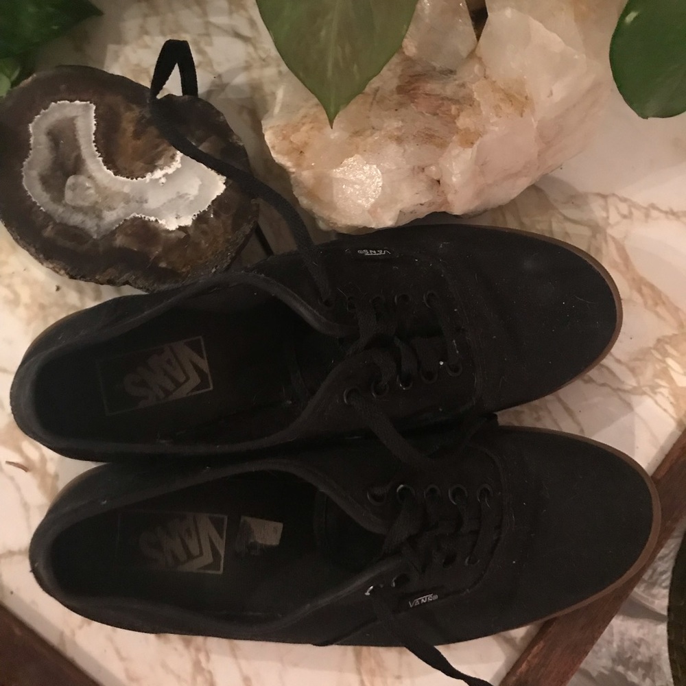 gumsole black canvas Vans